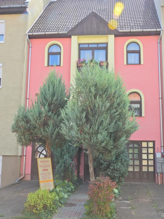 Отель Apartman Napsugar Vendeghaz Эгер Экстерьер фото