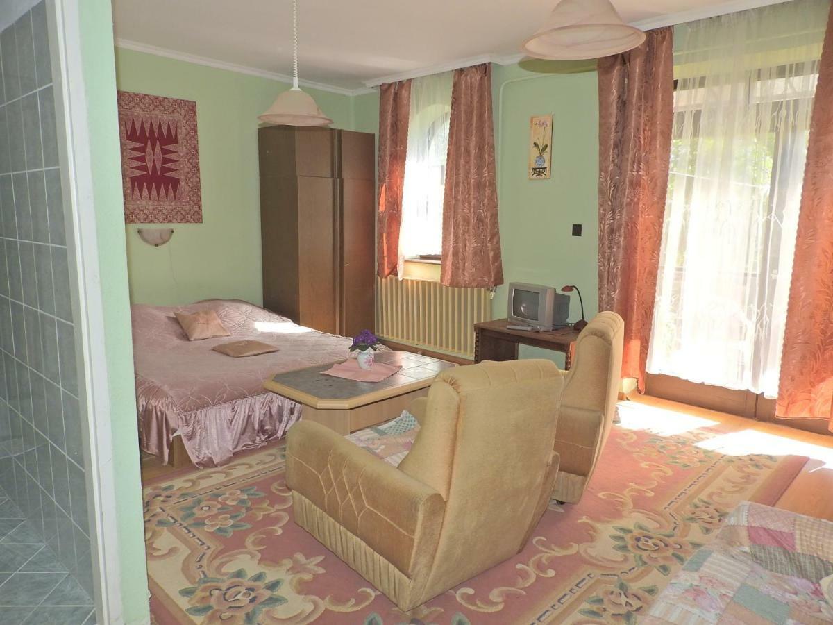 Отель Apartman Napsugar Vendeghaz Эгер Экстерьер фото